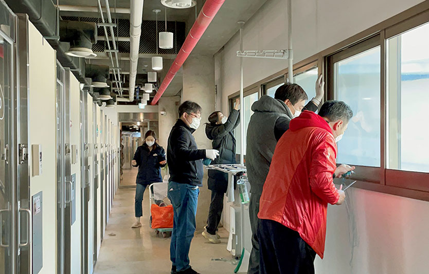 동물친화적 가치소비 중심 비건패션 브랜드 ‘오르바이스텔라(HEUREUX BY STELLA)’가 월동 준비 중인 유기동물보호센터에서 봉사활동 후 후원금을 기탁하고 봉사활동을 진행했다. 사진=KBI