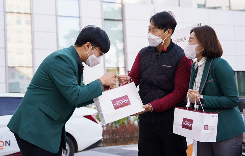 치킨 프랜차이즈 교촌치킨을 운영하는 교촌에프앤비㈜는 건양대학교 병원에서 임직원 치킨 나눔 활동을 진행했다. 사진=교촌에프앤비