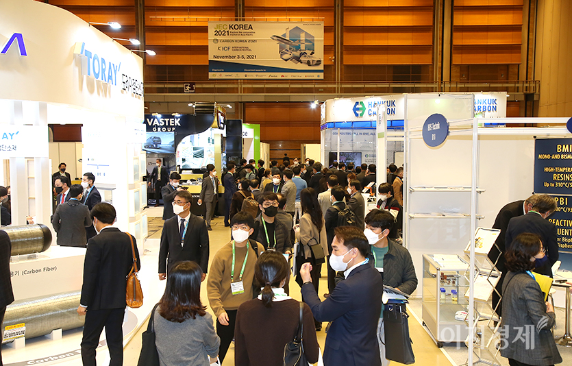 이달 정부가 단계적 일상회복을 선포하면서 코로나19 확진자가 급증하고 있다. 이달초 서울 삼성동 코엑스에서 열인 전시회 모습. 사진=이지경제