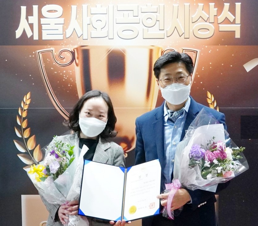 (왼쪽부터)이랜드재단 이윤정 팀장, 김욱 국장이 시상식에서 기념 사진을 찍고 있다. 사진=이랜드재단