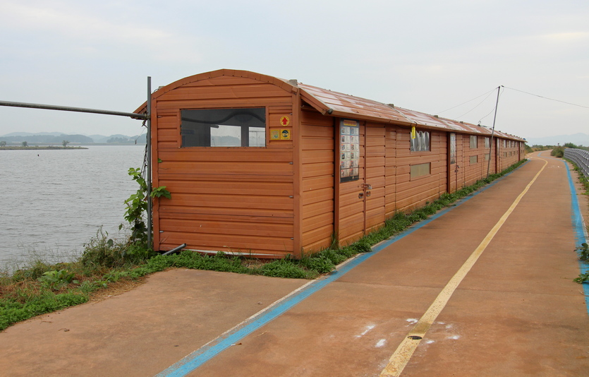 이 단지는 금강과 서해가 접해 있어 아름다운 경관을 조망할 수 있다. (위부터)금강과 서해가 만나는 지점과 금강변 자전거 도로, 산책로. 사진=윤현옥 기자