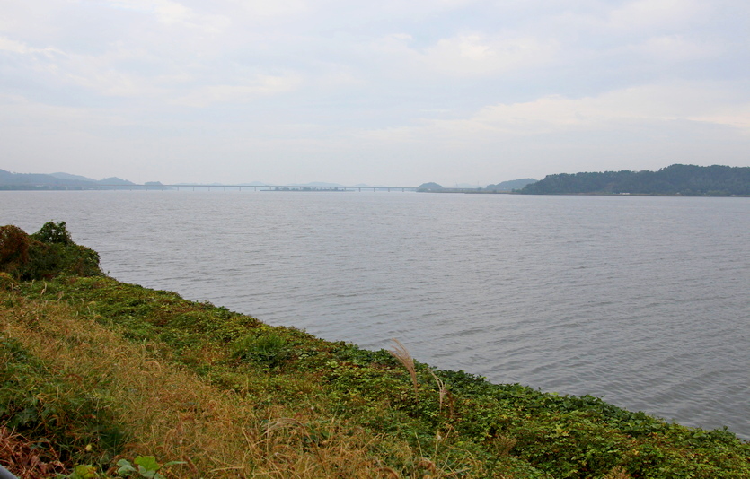 이 단지는 금강과 서해가 접해 있어 아름다운 경관을 조망할 수 있다. (위부터)금강과 서해가 만나는 지점과 금강변 자전거 도로, 산책로. 사진=윤현옥 기자