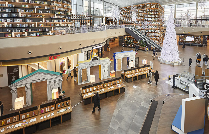  ‘열린 문화 공간’ 스타필드 코엑스몰 별마당 도서관이 다음달 26일까지 유럽 문학 도서전 ‘별마당에서 유럽으로 와유(臥遊)’를 진행한다. 사진=신세계 스타필드