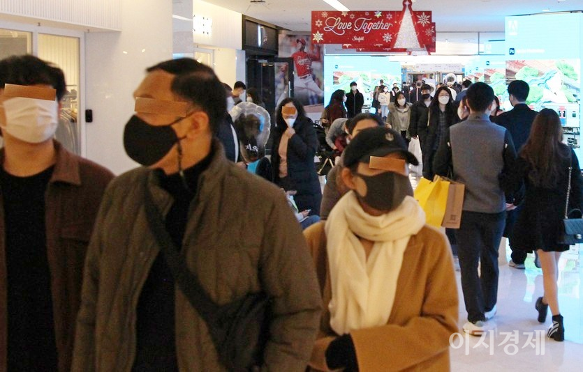 (위부터)넷플릭스가 최근 개봉한 영화 ‘지옥’을 서울 삼성동 코엑스 광장에서 홍보하고 있다. 코엑스 내부 모습. 행인들이 무더기로 몰려있다. 거리두기는 없다. 사진=정윤서 기자