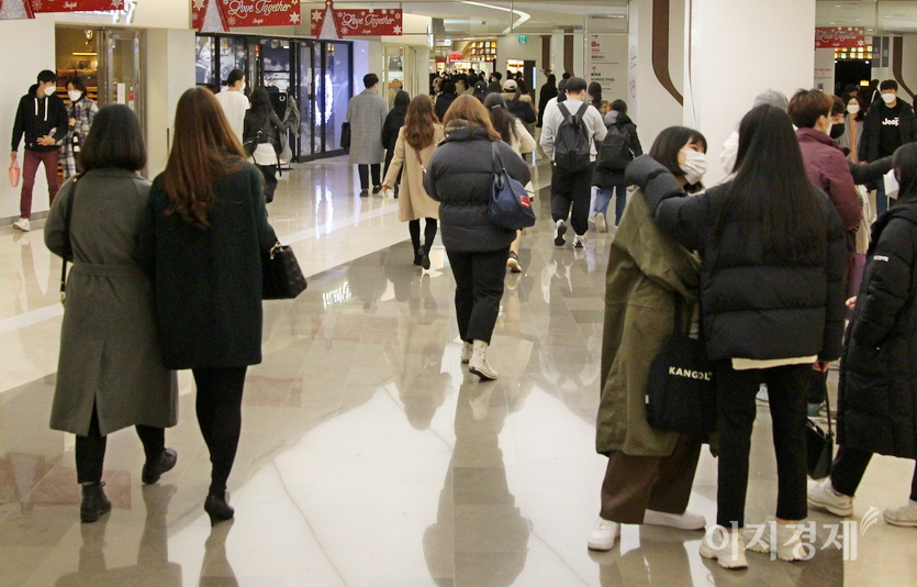 (위부터)넷플릭스가 최근 개봉한 영화 ‘지옥’을 서울 삼성동 코엑스 광장에서 홍보하고 있다. 코엑스 내부 모습. 행인들이 무더기로 몰려있다. 거리두기는 없다. 사진=정윤서 기자