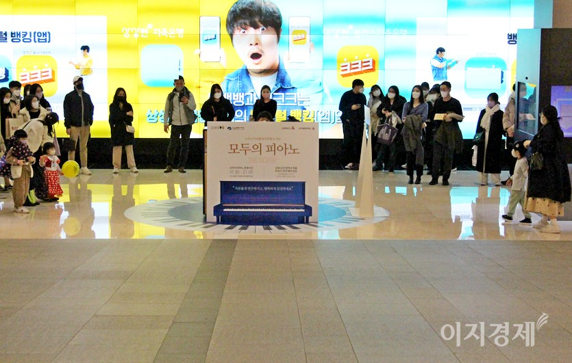 코엑스가 지난해 중반 몰 안에 ‘모두의 피아노’를 설치했다. 몰을 찾은 사람 누구나 피아노를 칠 수 있다. (위부터)지난새 7월 모습과 지난 주말 모습. 사진=정윤서 기자