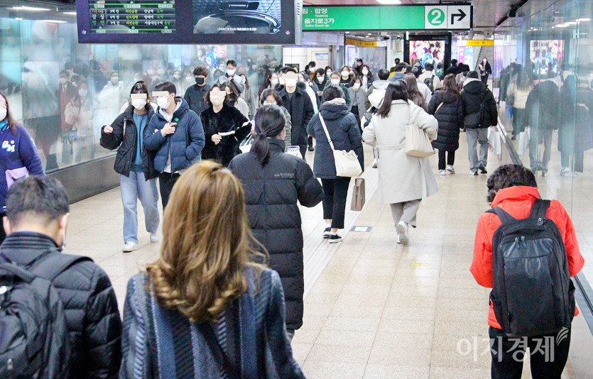 코엑스와 연결된 서울지하철 2호선 삼성 역사에도 시민들이 많다. 승강장에는 지난해 좀체 볼 수 없던 가족 나들이객도 보인다. 객차 안 역시 코로나19에 노출됐다. 사진=정윤서 기자