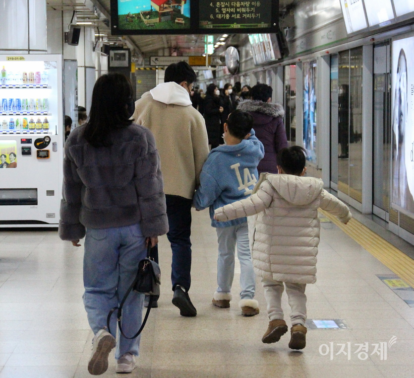 코엑스와 연결된 서울지하철 2호선 삼성 역사에도 시민들이 많다. 승강장에는 지난해 좀체 볼 수 없던 가족 나들이객도 보인다. 객차 안 역시 코로나19에 노출됐다. 사진=정윤서 기자