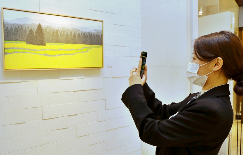 서울 소공동 롯데백화점 본점 에비뉴엘에서 고객이 전시 작품을 살피고 있다. 사진=롯데백화점