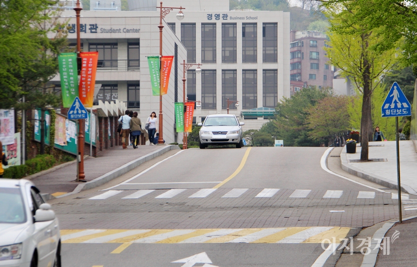채무 비율과 빚의 규모는 고학년일수록 컸다. 서울 종로에 있는 성균관대학교 모습. 사진=김진이 기자