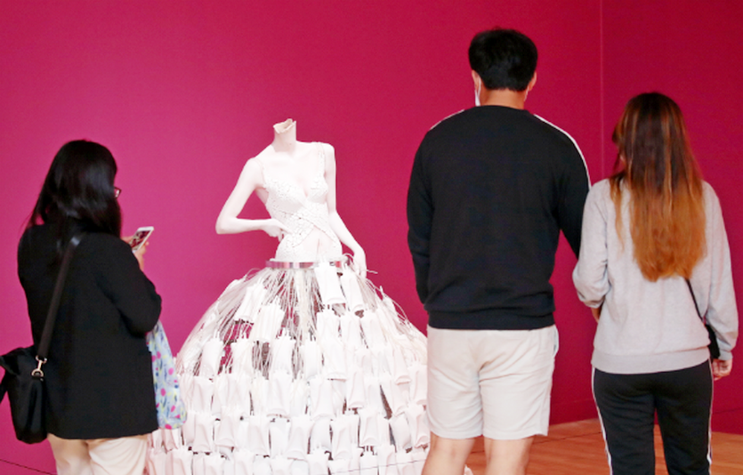 (위부터)이천 경기도자미술관에서 관객이 국제공모전과 네덜란드 국가초청전을 관람하고 있다. 한국도자재단