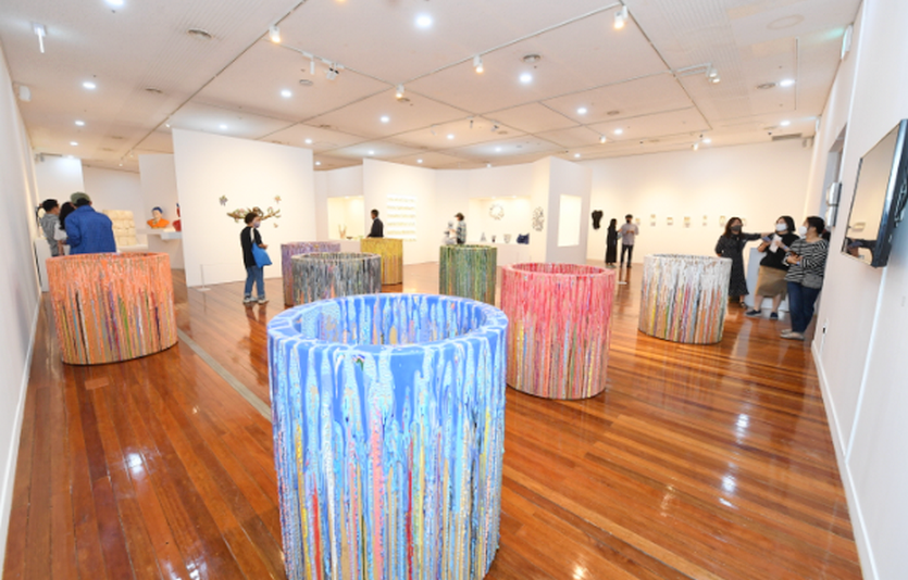 (위부터)이천 경기도자미술관에서 관객이 국제공모전과 네덜란드 국가초청전을 관람하고 있다. 한국도자재단