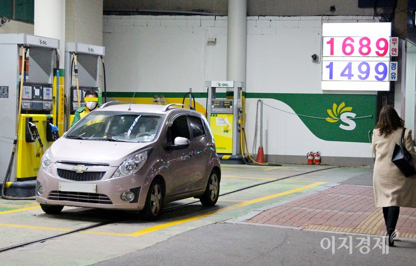 경기도 성남시 중원구에 있는 한 주유소의 29일 유가 현황. 사진=이승렬 기자