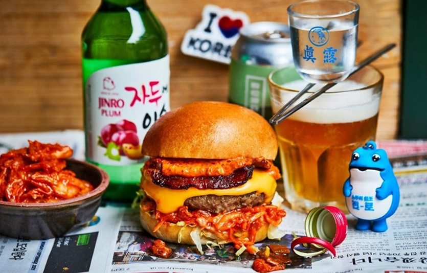 하이트진로는 영국 런던에서 ‘햄소(햄버거+소주)’ 메뉴 등 참이슬을 즐기는 다양한 방식을 소개하고 있다. 사진=하이트진로