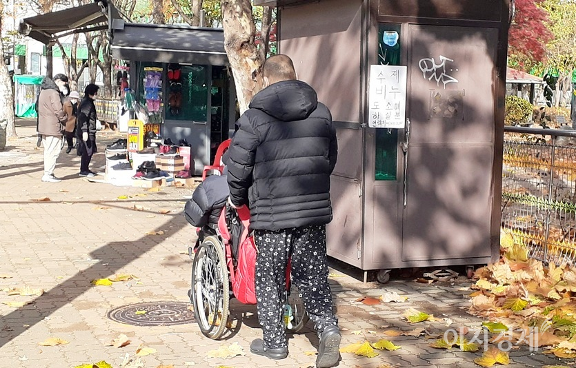 노부부가 휠체어를 타고, 밀고 가고 있다. 사진=정윤서 기자