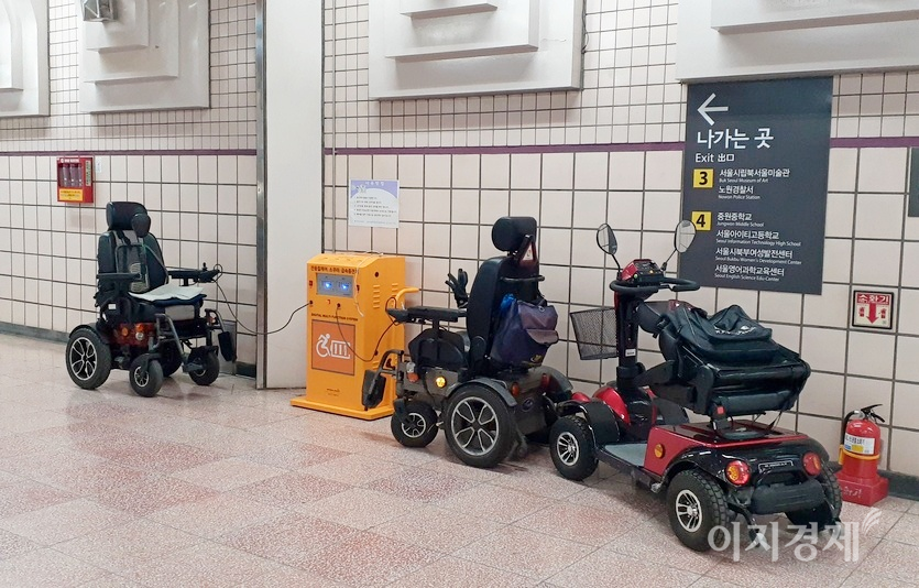 중계 역사에서 소형 자동차가 충전하고 있다. 사진=정윤서 기자