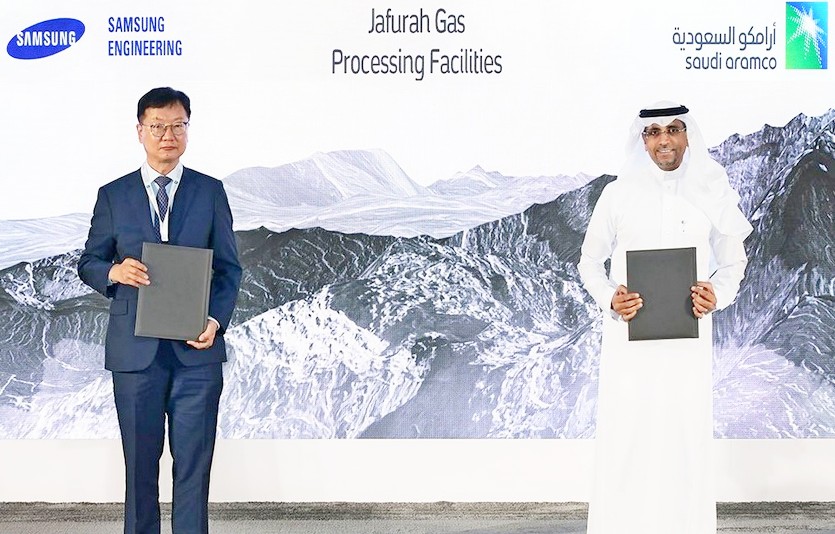 삼성엔지니어링 (왼쪽부터)최성안 사장과 아람코 자푸라 프로젝트 담당매니저 압둘카림 알 감디 부사장이 계약 체결 후 기념사진을 찍고 있다. 사진=삼성엔지니어링