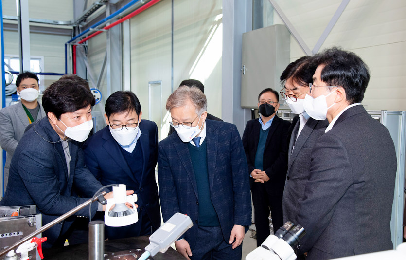 권칠승 장관과 김현석 대표이사 등이 경기도 용인에 위치한 중소기업 위드웨이브 생산 공장을 살펴보고 있다. 사진=삼성전자
