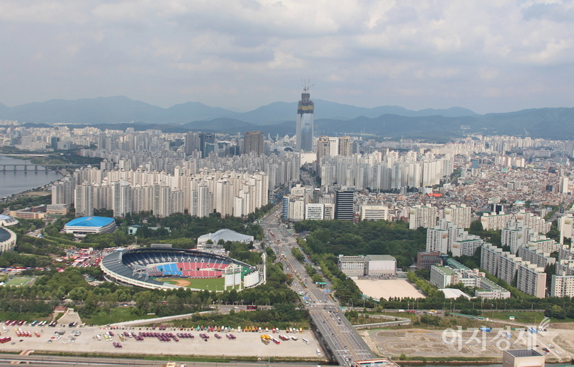 잠실 스포츠·마이스 복합공간 조성 민간투자사업은 ‘제2 코엑스 건설사업’으로 잠실운동장 일대 35만7576㎡ 규모의 대지에 2조원 이상을 투입해 코엑스 3배 크기의 전시컨벤션 시설 등을 조성하는 민간개발사업이다. 무역센터 건물에서 잡은 개발예정지 일대. 사진=김성미 기자<br>