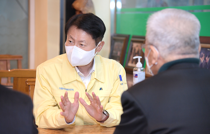 김 처장은 연말에 모임과 행사가 많이 이루어지는 음식점의 방역 경각심을 높이고 자율적인 방역수칙 실천을 유도하기 위해 현장점검 일정을 마련했다. 사진=식품의약품안전처