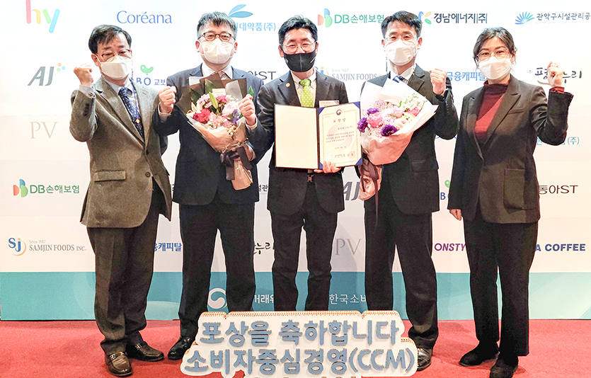 소비자중심경영 우수기업 포상 및 인증서 수여식에서 (왼쪽부터) 류영재 동아ST 수석, 박문식 동아ST 고객만족팀장, 이성근 동아ST 경영관리본부장, 서동인 동아ST 품질보증실장, 최신혜 동아ST 책임이 기념사진을 촬영하고 있다. 사진=동아ST