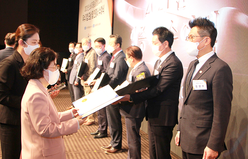 종근당은 ‘CCM 우수기업 포상식’에서 5회 연속 소비자중심경영 인증을 획득했다. ‘2021 소비자중심경영 우수기업 포상 및 인증서 수여식’에서 종근당 김영주 대표(오른쪽)가 공정거래위원회 조성욱 위원장으로부터 인증서를 수여 받고 있다. 사진=종근당