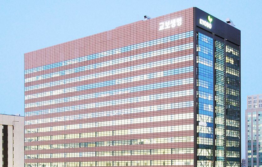 교보생명은 ‘CCM 우수기업 포상식’에서 우수상과 공정거래위원장 표창을 받았다. 교보생명 광화문 본사 사옥 야경. 사진=교보생명