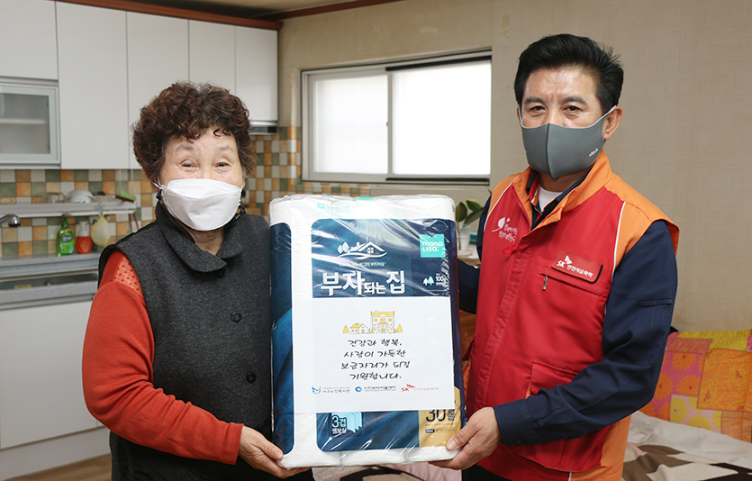 SK인천석유화학은 지역 사회 주거복지를 위해 추진하는 ‘사랑의 집수리’ 사업 수혜가정이 100호를 돌파했다고 밝혔다. 사진=SK인천석유화학