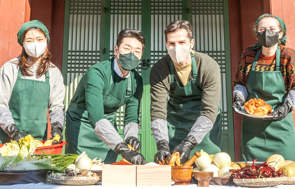 CJ제일제당은 이달 2일 서울 경복궁 수라간 외소주방 마당에서 MZ세대 내·외국인을 대상으로 '생애 첫 김장' 행사를 진행했다. 사진=CJ제일제당