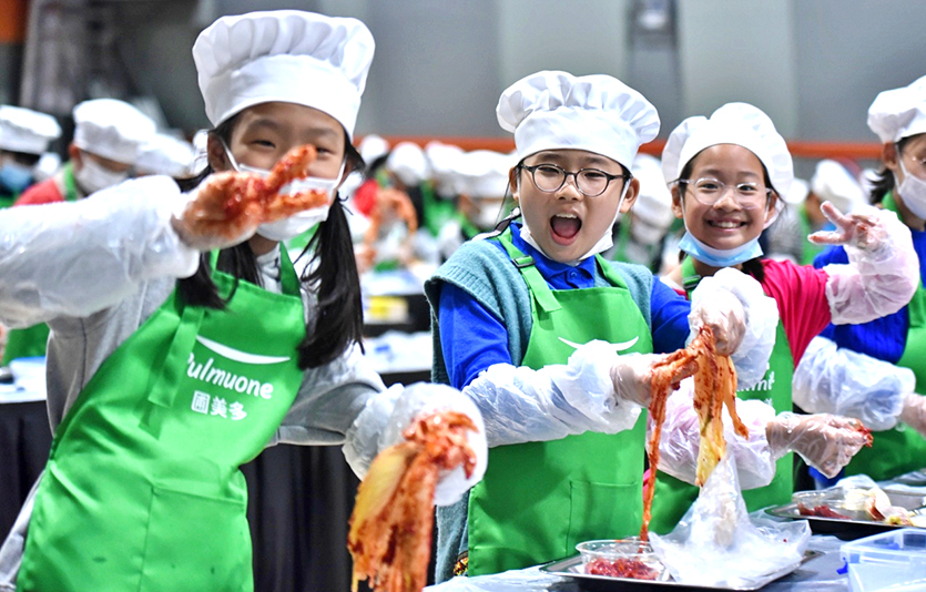 풀무원은 자사의 중국법인 ‘푸메이뚜어식품’이 북경한국국제학교 초등학생과 교사 등이 참여한 ‘한국 전통 김치 담그기 행사’를 함께 기획, 행사에 김장 김치 재료를 후원했다고 최근 밝혔다. 사진=풀무원