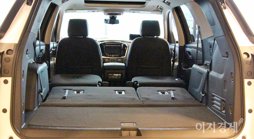 한국GM은 내년 신형 트래버스도 출시하고, 국내 차박 시장을 공략한다. 트래버스의 뒷좌석을 모두 접으면 4인 가족의 차박도 가능하기 때문이다. 사진=정수남 기자