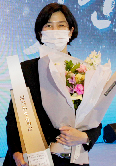 김정수 총괄 사장이 3억불 수출의 탑 수상 후 기념사진을 찍고 있다. 사진=삼양식품