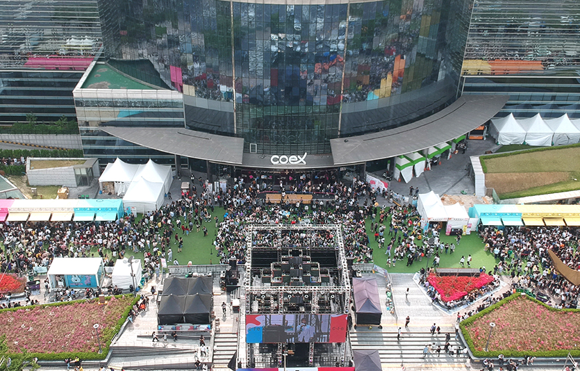 '잠실 스포츠·마이스(MICE, 기업회의·포상관광·컨벤션·전시회) 복합공간‘ 수주를 놓고 코엑스가 무역센터와 잠실을 무대로 세계적인 축제를 열고 서울을 마이스 세계 1위 도시로 만든다는 계획을 발표했다. 코엑스 C페스티벌 현장. 사진=코엑스