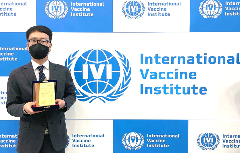 장시영 코리아나 화장품 DS마케팅전략팀 팀장이 국제백신연구소(IVI)에 백신 연구 및 보급을 지원하는 후원금을 전달해 감사패를 들고 기념촬영을 하고 있다. 사진=코리아나화장품