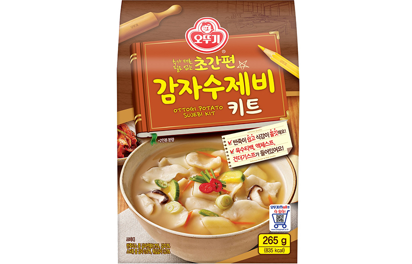 오뚜기는 늘어날 집밥 수요에 맞춰 별도의 재료 준비 없이 즐길 수 있는 ‘초간편 감자수제비 키트’를 선보였다.  사진=오뚜기 