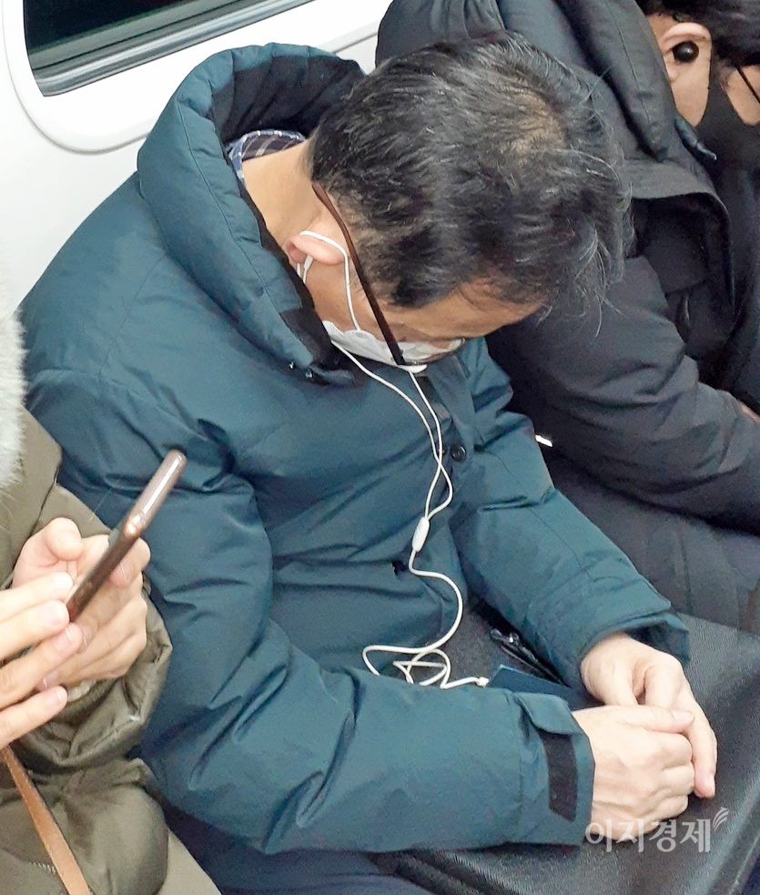 하루 직장 생활에 지친 50대 후반의 한 남성이 고개를 떨구고 깊은 쪽잠에 빠졌다. 사진=김진이 기자