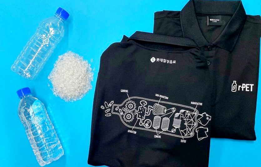 롯데칠성음료가 생수 폐페트병으로 만든 옷. 사진=롯데칠성음료