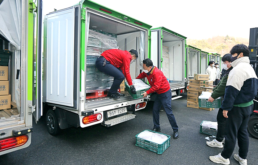 BBQ는 연말을 맞아 BBQ 가정간편식(HMR) 2500박스를 각 지역 식품은행에 기부해 코로나19 확산으로 힘들고 어려운 이웃에게 따뜻한 온정을 전했다. BBQ 본사 직원과 식품은행 직원이 기부 물품을 상차하고 있다. 사진=제너시스 비비큐