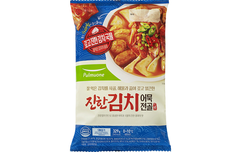 풀무원식품은 겨울철 인기 메뉴인 어묵전골에 잘 익은 진짜 김치 건더기를 넣어 한식 스타일로 재해석한 어묵 간편식 ‘진한 김치어묵전골’을 출시했다. 사진=풀무원