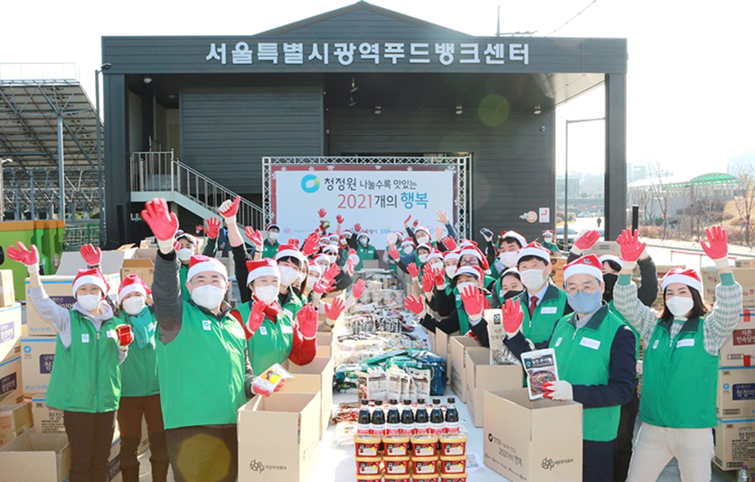 대상은 8일 서울 성동구 서울잇다푸드뱅크센터에서 ‘청정원 나눌수록 맛있는 2021개의 행복’ 나눔 행사를 진행했다. 사진=대상