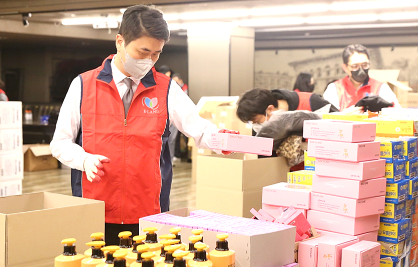 이랜드재단은 이달 7~8일 양일간 서울시 금천구 가산동 이랜드사옥에서 이랜드그룹 임직원이 참석한 가운데 저소득층 한부모가정에 전달될 천사박스 자원봉사를 진행했다. 사진=이랜드그룹