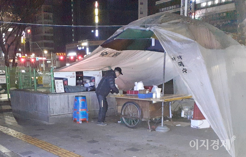 산성대로 서울지하철 8호선 신흥역 구간에 있는 국수 포장마차. 이 점포는 코로나19 1차 확산기이던 지난해 3월 새벽 장사를 접은 이후 20개월 만인 이달 초 다시 장사를 시작했다. 새벽 손님은 없다. 인근 유흥가가에 손님이 없다는 뜻이다. 사진=이승렬 기자.