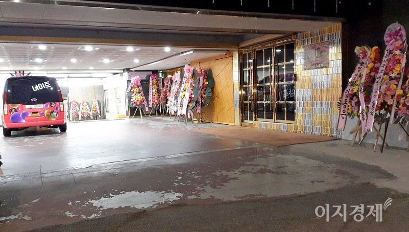 산성대로 지하철 8호선 모란역 인근에 있는 나이트. 이곳도 지난해 3월부터 문을 닫았고, 올해 중반 내외부 공사를 다시 하는 등 새단장했다. 지난달 초 조심스럽게 영업을 재개했지만, 다시 문을 닫게 됐다. 사진=이승렬 기자.