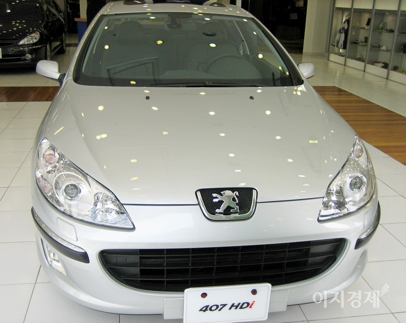 경유 차량은 겨울에 차량고장과 함께 배출가스가 심해 엔진 등에 대한 점검이 필수다. 정부가 2005년 국내 디젤 승용 재판매를 허용하자, 같은 해 상반기 선보인 푸조의 407HDi와 407HDi 엔진. 사진=정수남 기자