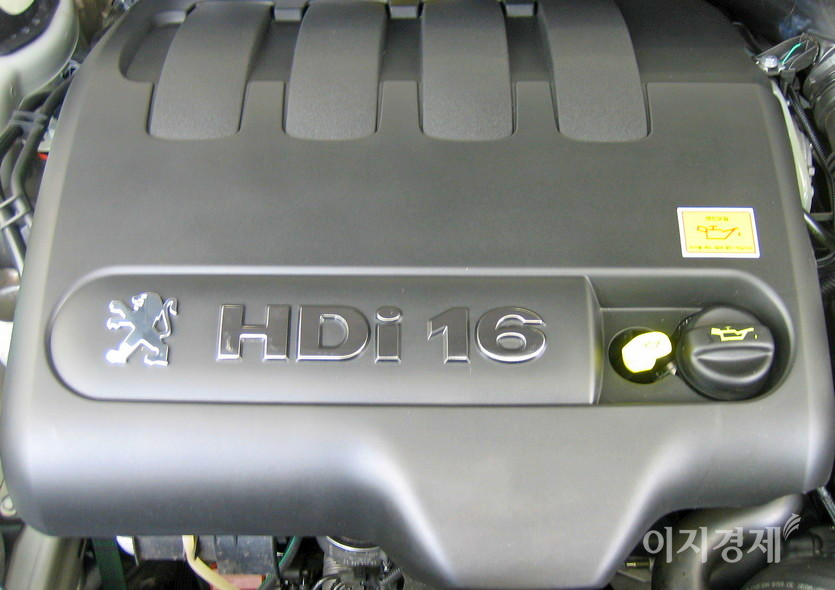 경유 차량은 겨울에 차량고장과 함께 배출가스가 심해 엔진 등에 대한 점검이 필수다. 정부가 2005년 국내 디젤 승용 재판매를 허용하자, 같은 해 상반기 선보인 푸조의 407HDi와 407HDi 엔진. 사진=정수남 기자