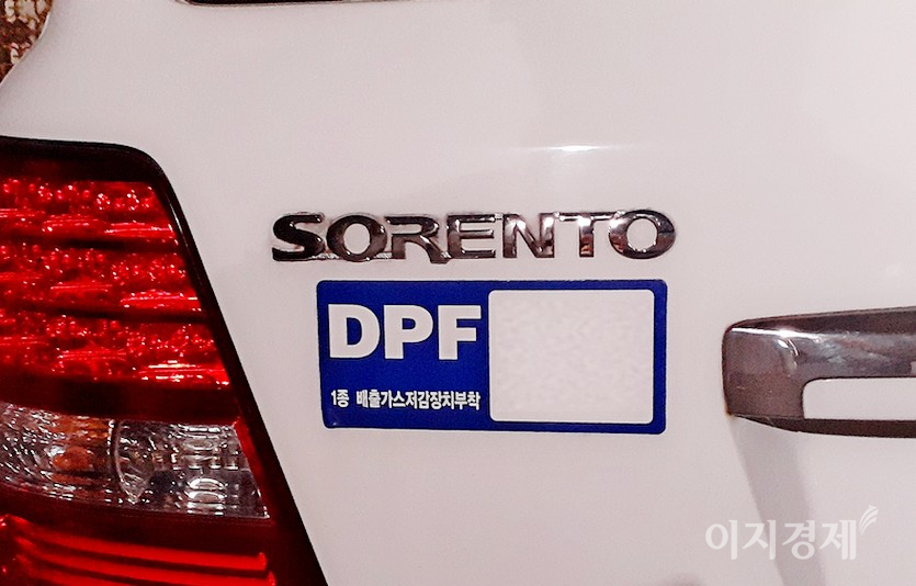 중국 의존도가 높은 요소의 수입 중단으로 디젤차량의 질소산화물이 대기에 고스란히 배출되고 있다. 배기가스 저감장치를 부착한 차량. 사진=정수남 기자