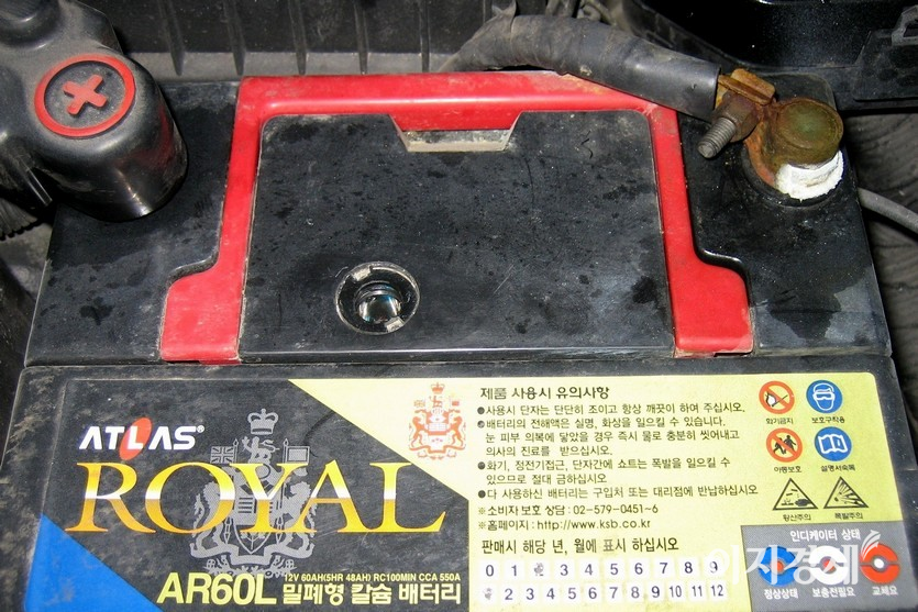 배터리도 최근 자가 교체가 성행하고 있다. 정상적인 배터리지만 관리가 안됐다. 사진=정수남 기자