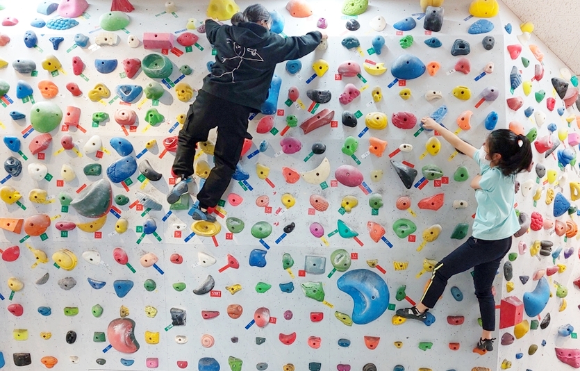 복권기금이 스포츠 강좌 이용권 지원사업을 통해 저소득층 유청소년 1인당 매달 8만원 내에서 수강료를 제공한다. 복권기금 지원을 받은 아이들이 실내 암벽을 오르고 있다. 사진=복권기금