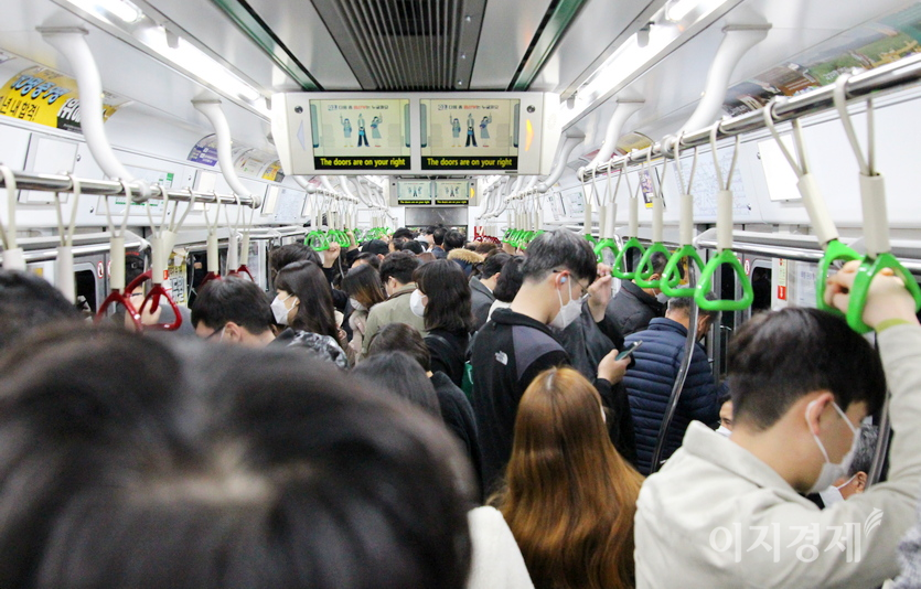코엑스와 연결된 서울지하철 2호선 삼성 역사에도 시민들이 많다. 승강장에는 지난해 좀체 볼 수 없던 가족 나들이객도 보인다. 객차 안 역시 코로나19에 노출됐다. 사진=정윤서 기자