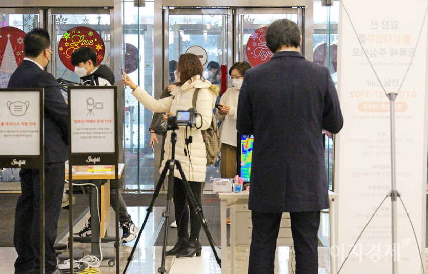 서울 삼성동 코엑스가 지난달 단계적 일상회복으로 전자명부 확인을 미실시했지만, 최근 코로나19 확진자가 대거 발행하자, 다시 전자명부 확인을 실시하고 있다. 11일 오후 코엑스 입구 모습. 사진=김성미 기자